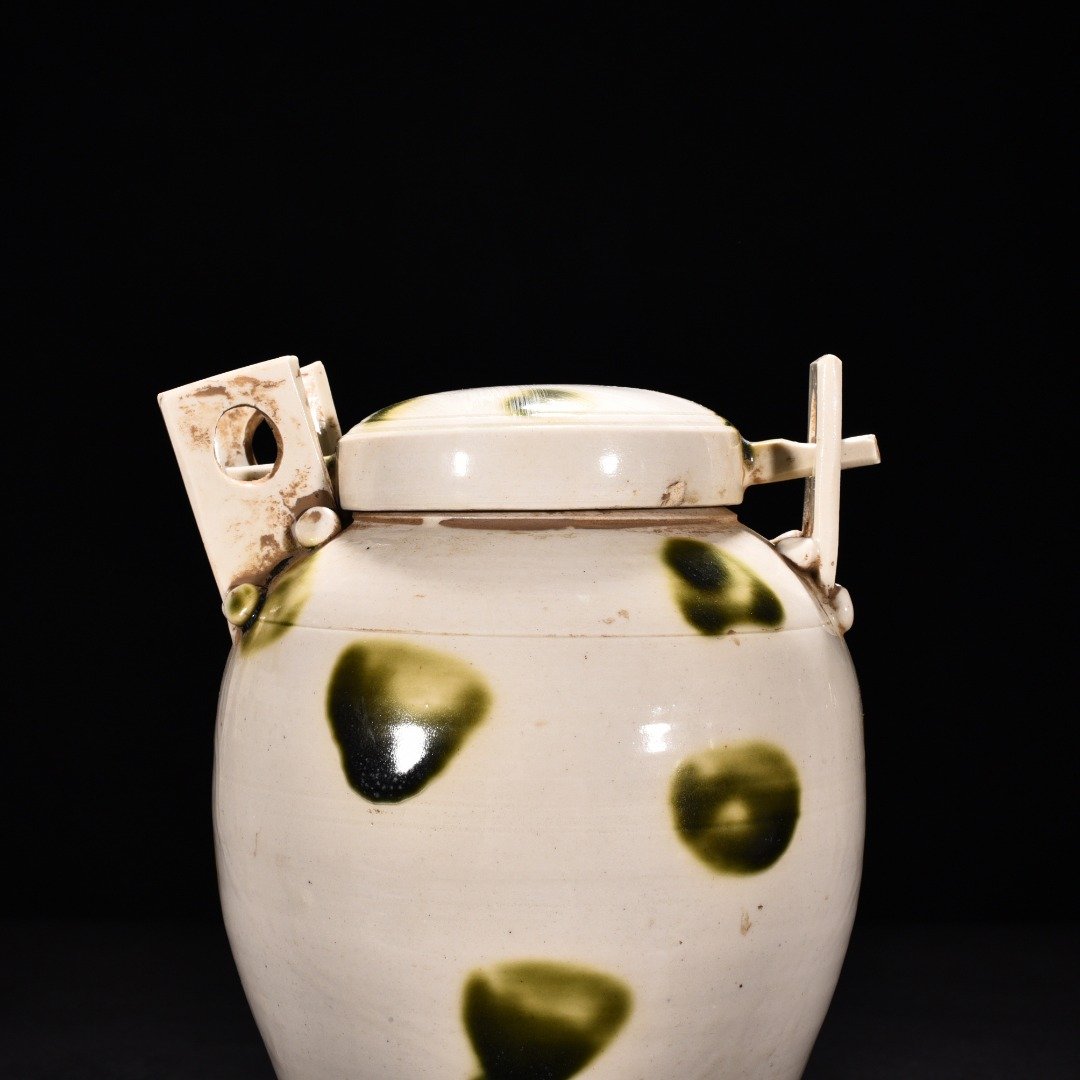 Tang Dynasty Xing kiln white porcelain green glaze dotted lid jar