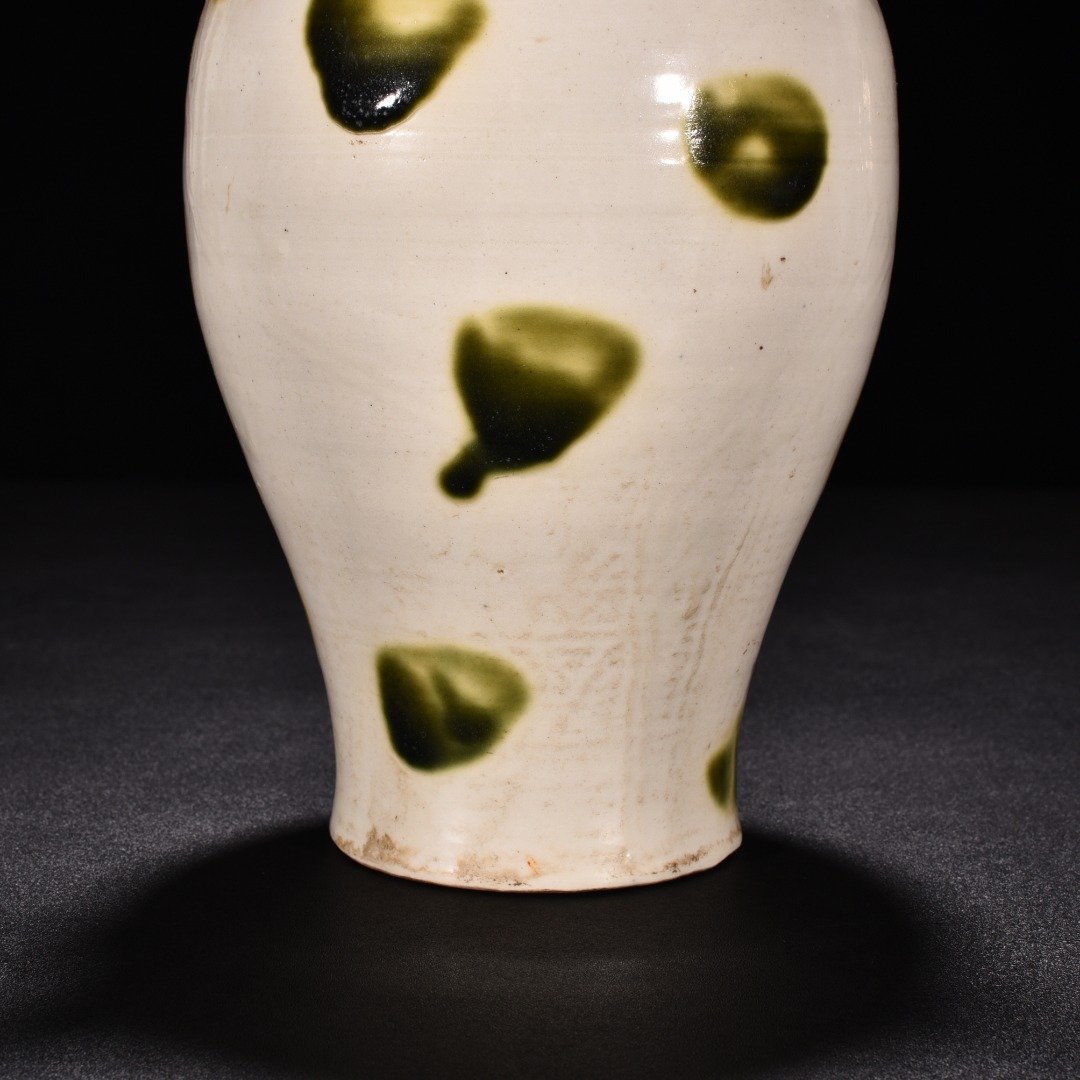 Tang Dynasty Xing kiln white porcelain green glaze dotted lid jar