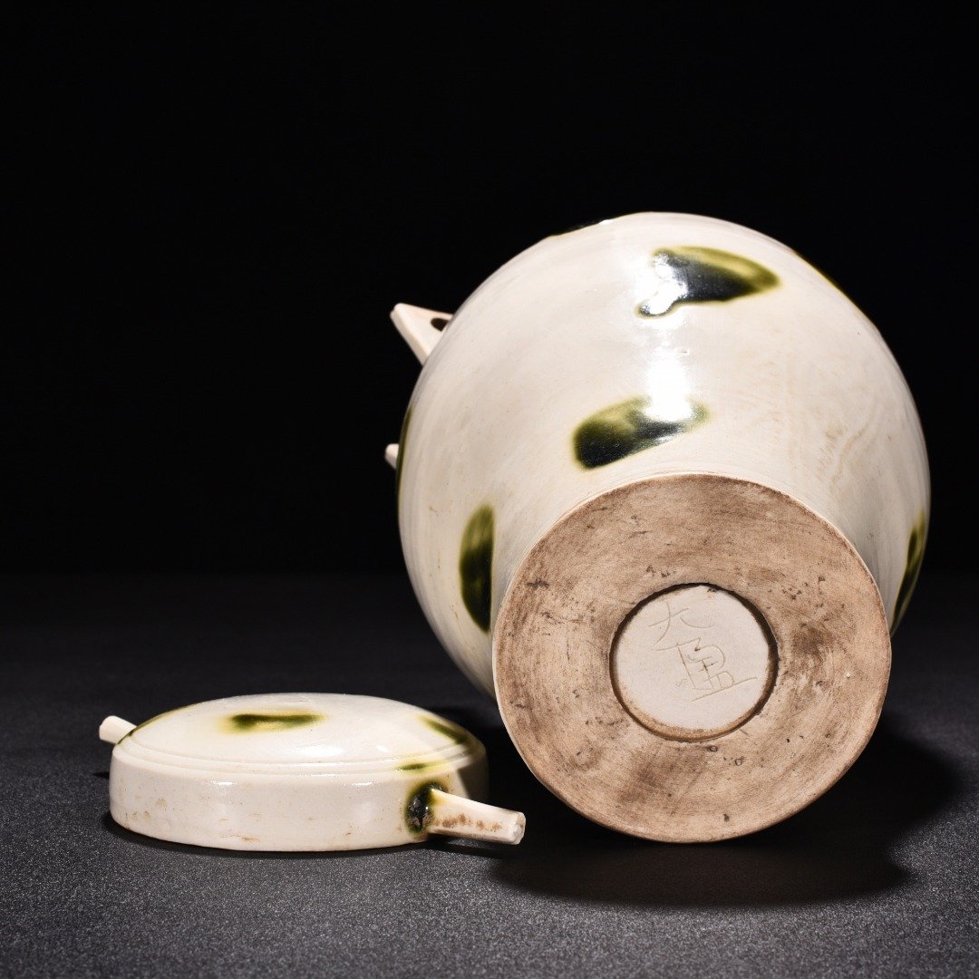 Tang Dynasty Xing kiln white porcelain green glaze dotted lid jar