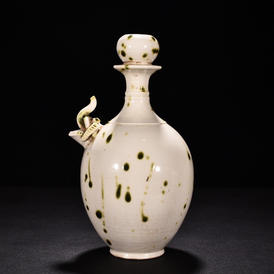 Tang Dynasty Xing Kiln White Porcelain Green Glaze Spotted Elephant Trunk Garlic Vase