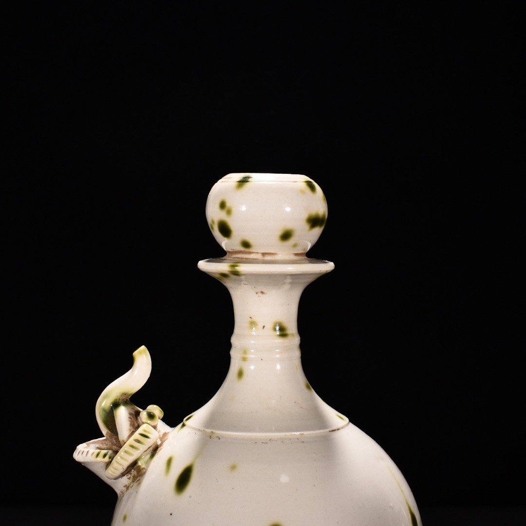 Tang Dynasty Xing Kiln White Porcelain Green Glaze Spotted Elephant Trunk Garlic Vase