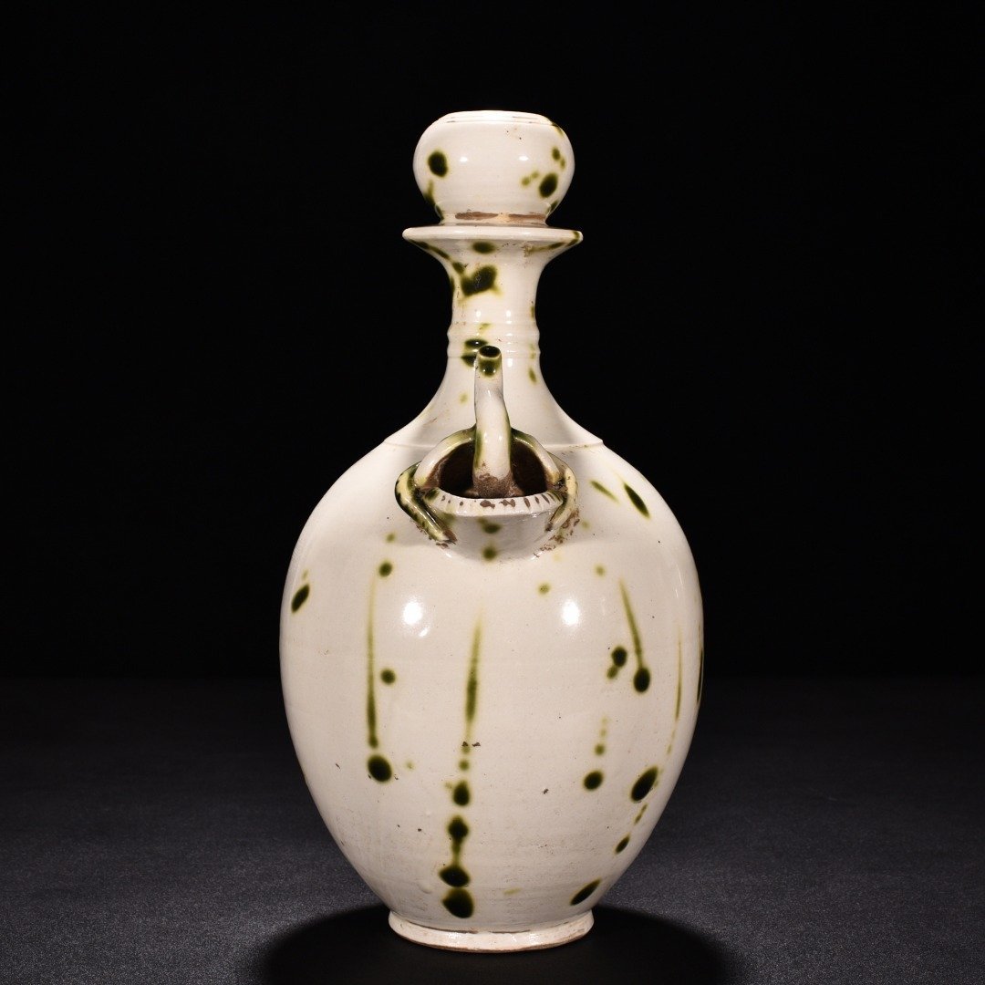 Tang Dynasty Xing Kiln White Porcelain Green Glaze Spotted Elephant Trunk Garlic Vase