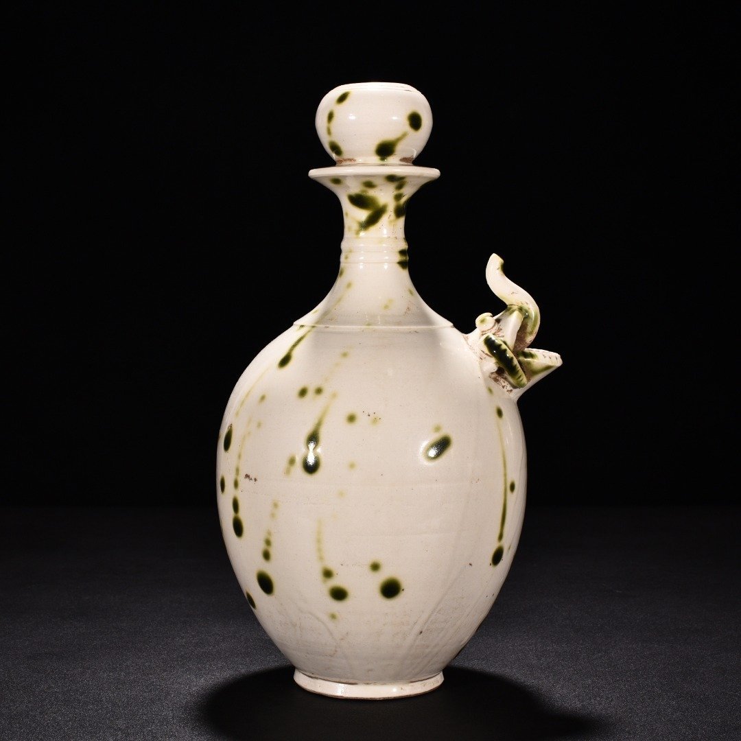 Tang Dynasty Xing Kiln White Porcelain Green Glaze Spotted Elephant Trunk Garlic Vase