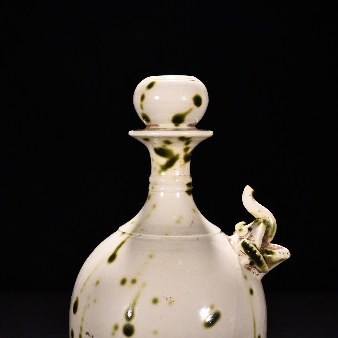 Tang Dynasty Xing Kiln White Porcelain Green Glaze Spotted Elephant Trunk Garlic Vase