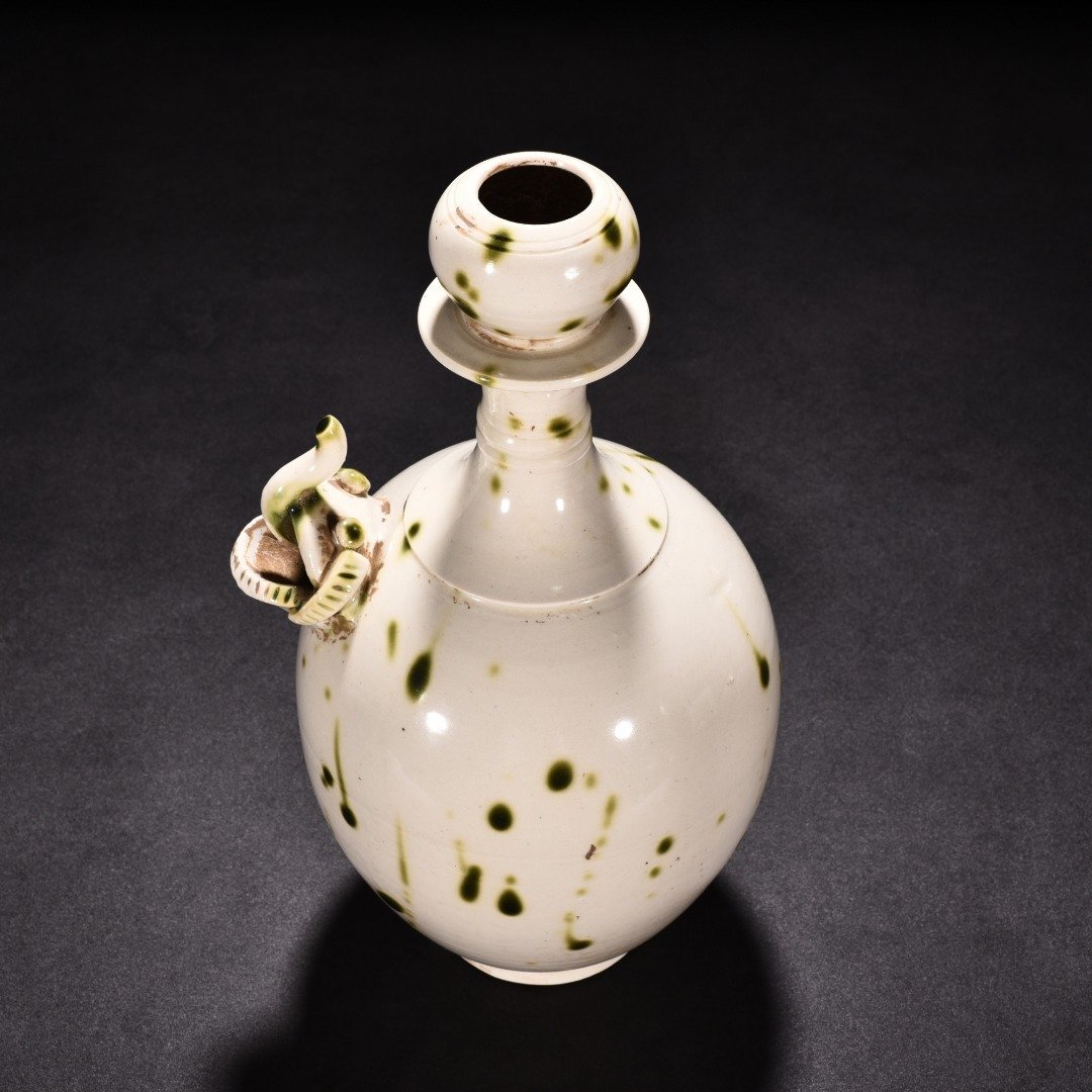 Tang Dynasty Xing Kiln White Porcelain Green Glaze Spotted Elephant Trunk Garlic Vase