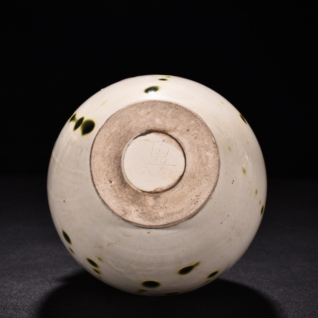 Tang Dynasty Xing Kiln White Porcelain Green Glaze Spotted Elephant Trunk Garlic Vase