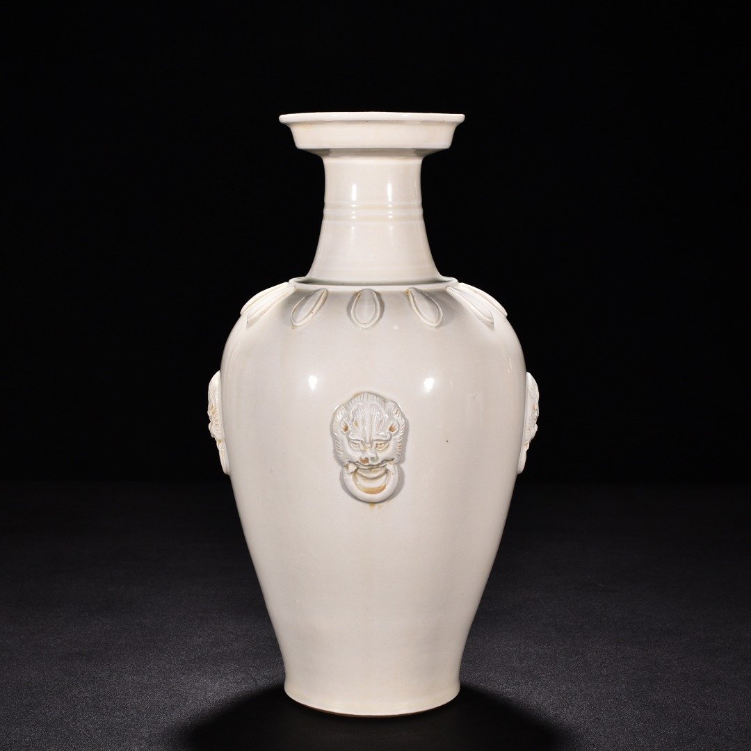 Tang Dynasty Xing kiln white porcelain plated animal ear disc-mouth bottle