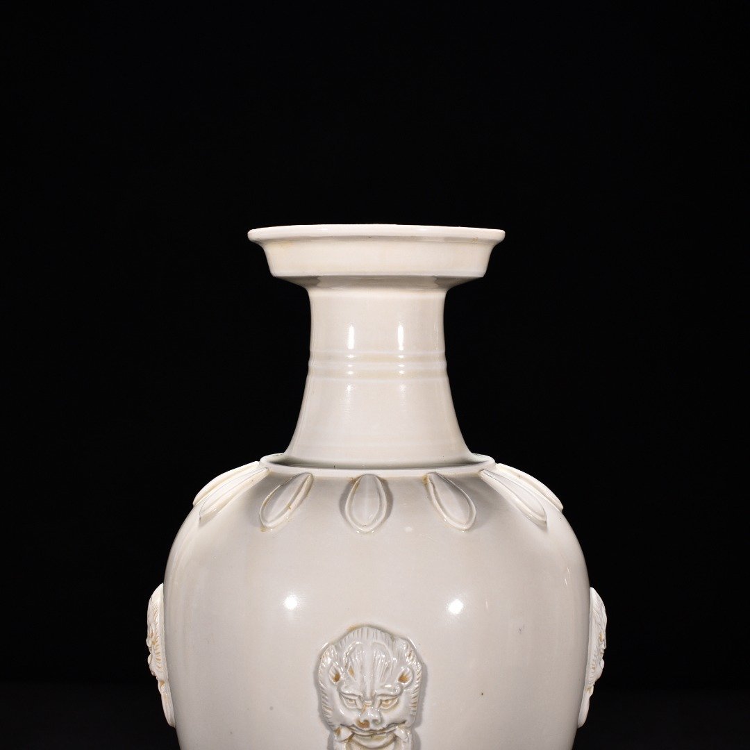Tang Dynasty Xing kiln white porcelain plated animal ear disc-mouth bottle