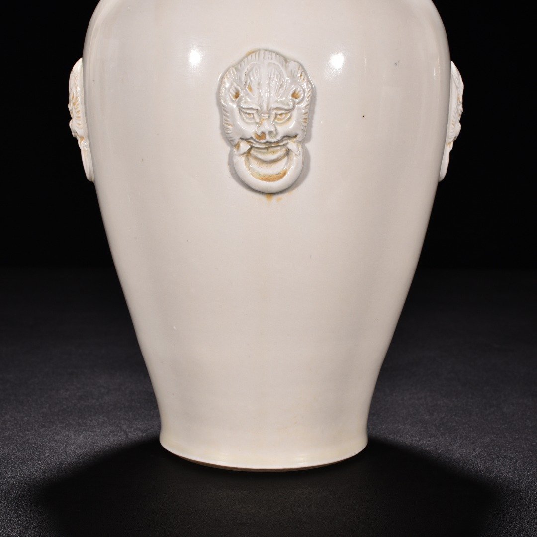 Tang Dynasty Xing kiln white porcelain plated animal ear disc-mouth bottle