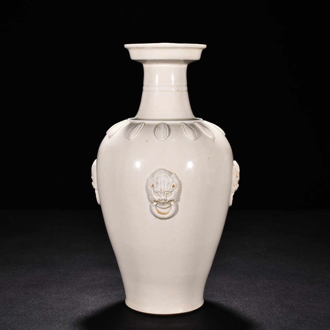 Tang Dynasty Xing kiln white porcelain plated animal ear disc-mouth bottle