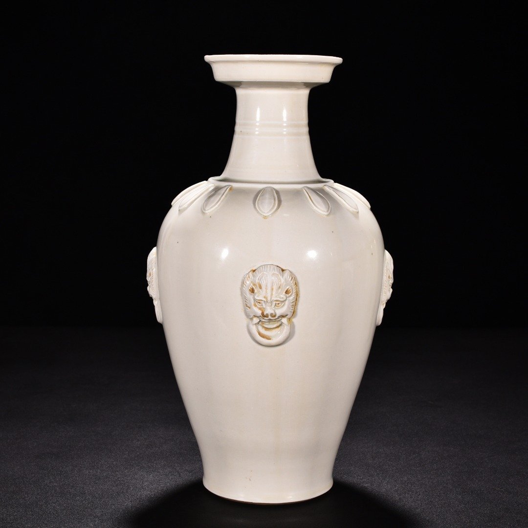 Tang Dynasty Xing kiln white porcelain plated animal ear disc-mouth bottle