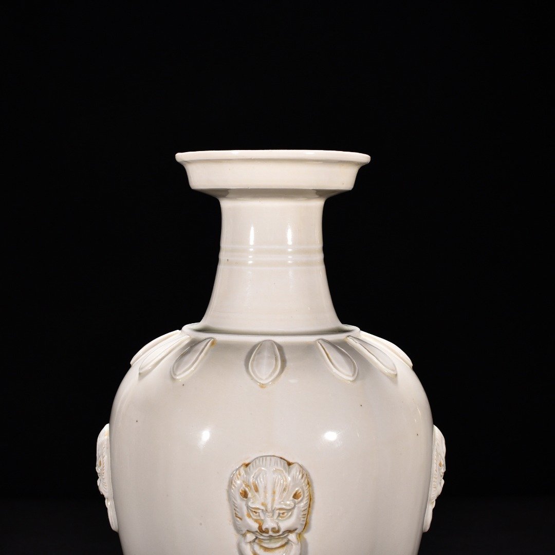 Tang Dynasty Xing kiln white porcelain plated animal ear disc-mouth bottle