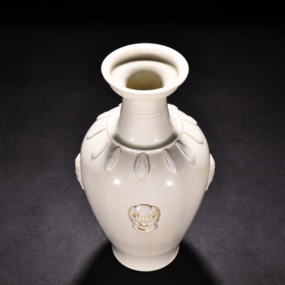 Tang Dynasty Xing kiln white porcelain plated animal ear disc-mouth bottle