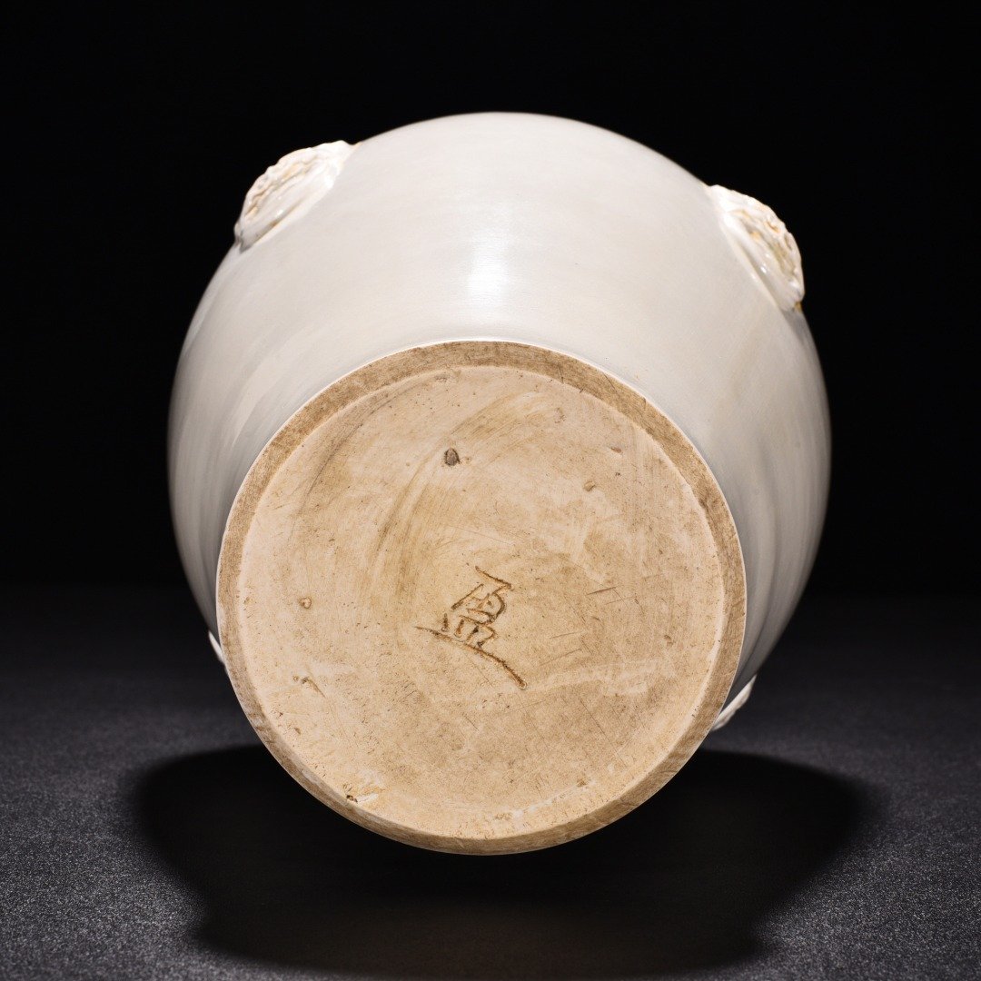 Tang Dynasty Xing kiln white porcelain plated animal ear disc-mouth bottle