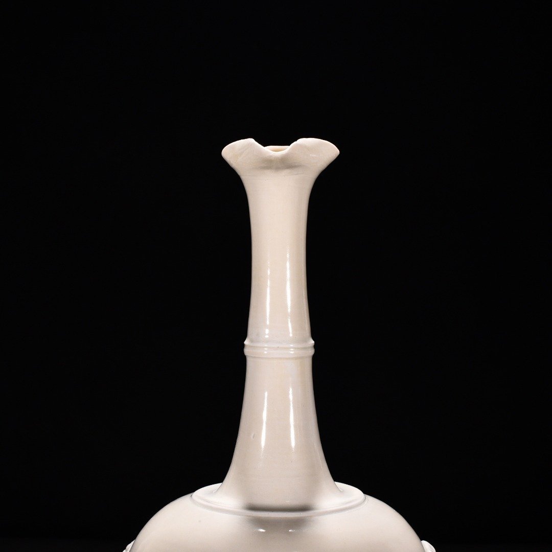 Tang Dynasty Xing kiln white porcelain veneer with animal ears and flowers