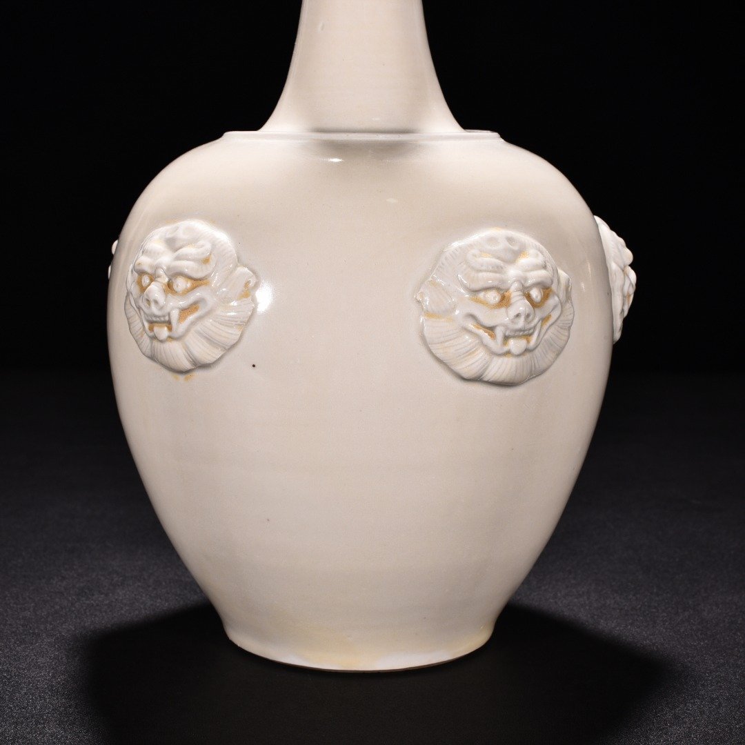 Tang Dynasty Xing kiln white porcelain veneer with animal ears and flowers