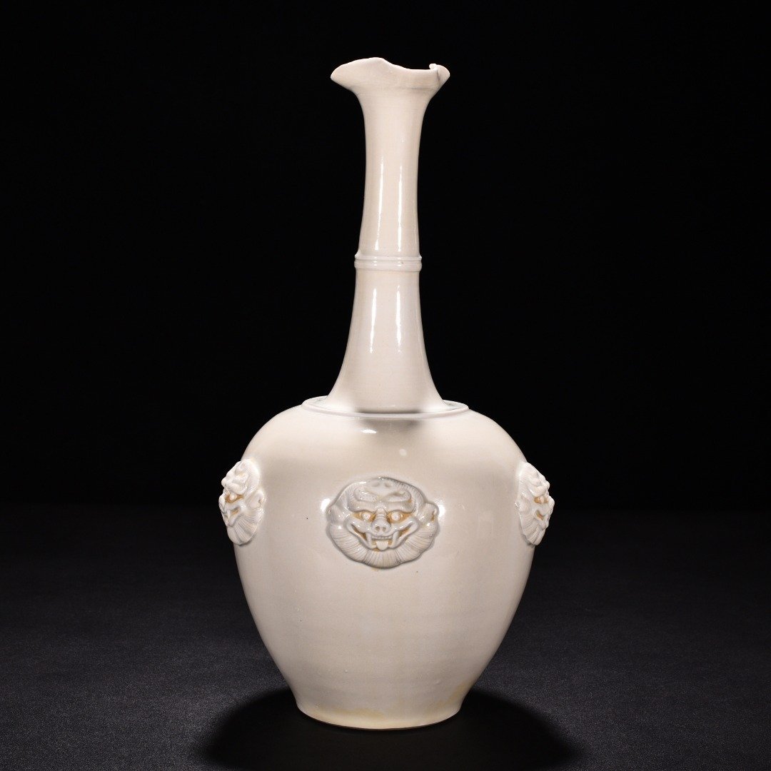 Tang Dynasty Xing kiln white porcelain veneer with animal ears and flowers