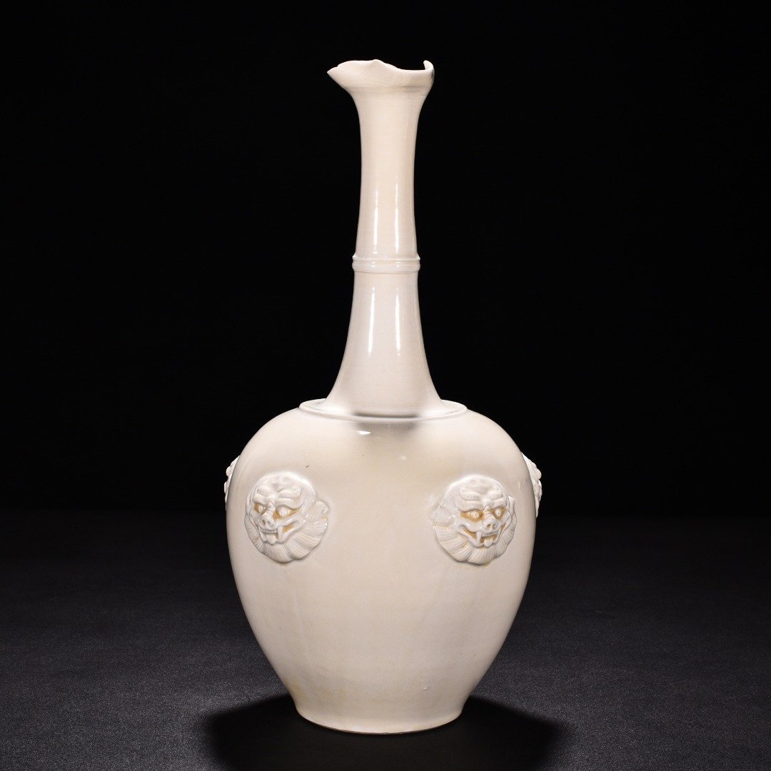 Tang Dynasty Xing kiln white porcelain veneer with animal ears and flowers