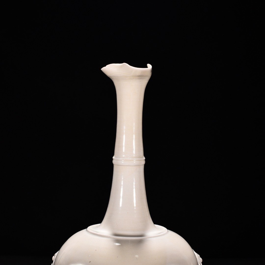 Tang Dynasty Xing kiln white porcelain veneer with animal ears and flowers