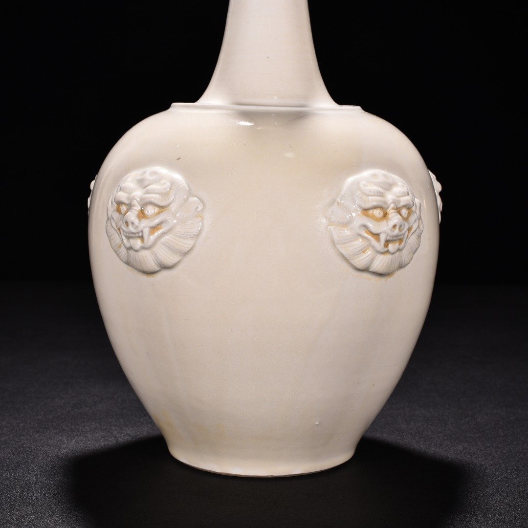 Tang Dynasty Xing kiln white porcelain veneer with animal ears and flowers
