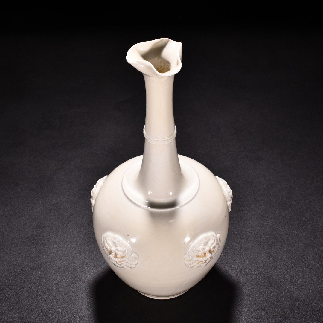 Tang Dynasty Xing kiln white porcelain veneer with animal ears and flowers