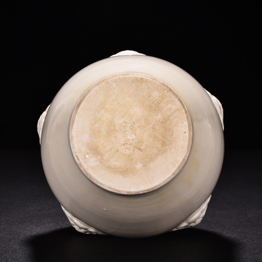 Tang Dynasty Xing kiln white porcelain veneer with animal ears and flowers