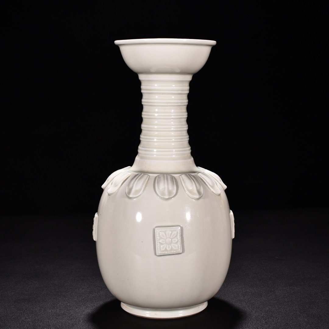 Tang Dynasty Xing kiln white porcelain plastic printed plate mouth bottle