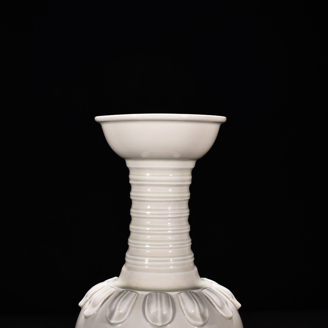 Tang Dynasty Xing kiln white porcelain plastic printed plate mouth bottle
