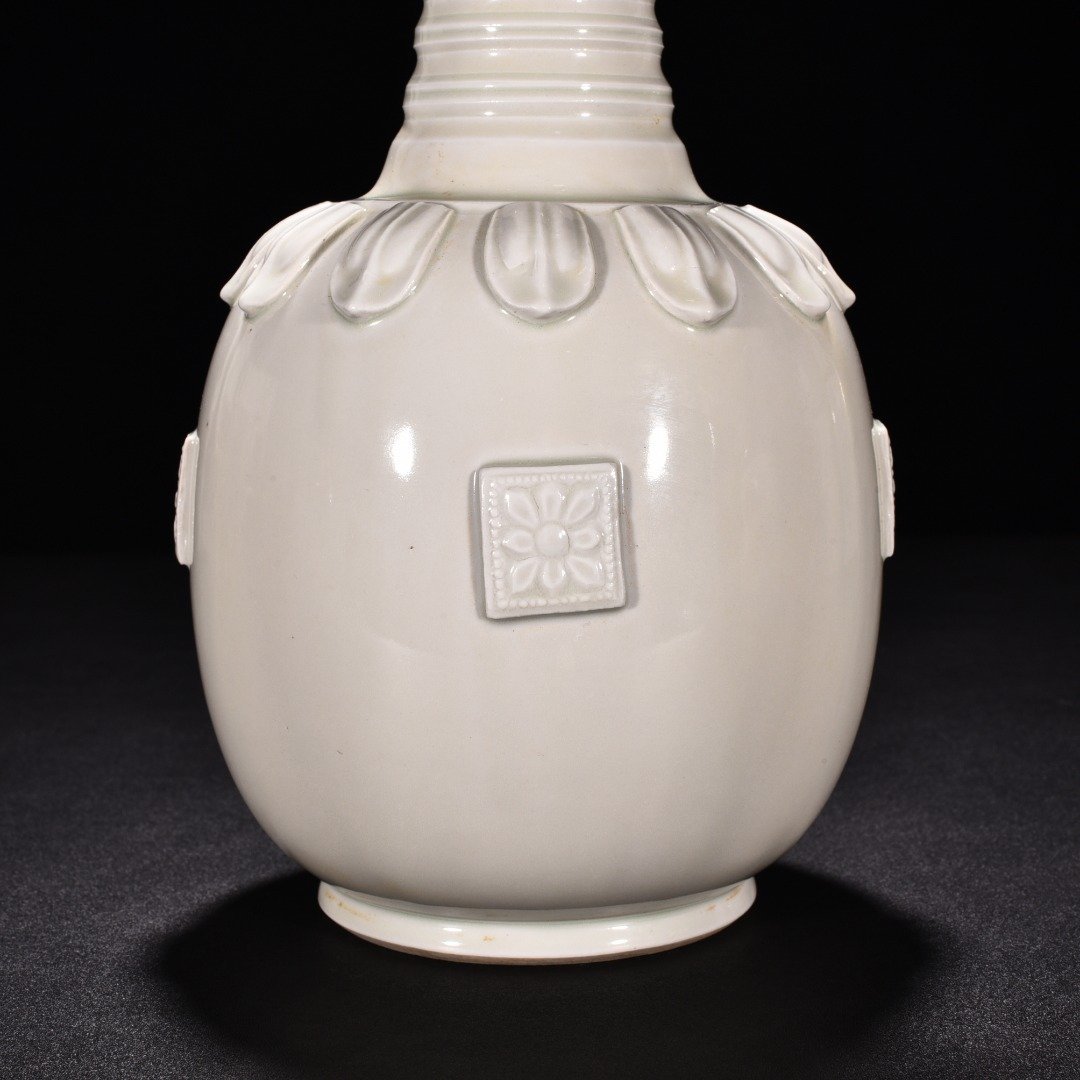 Tang Dynasty Xing kiln white porcelain plastic printed plate mouth bottle
