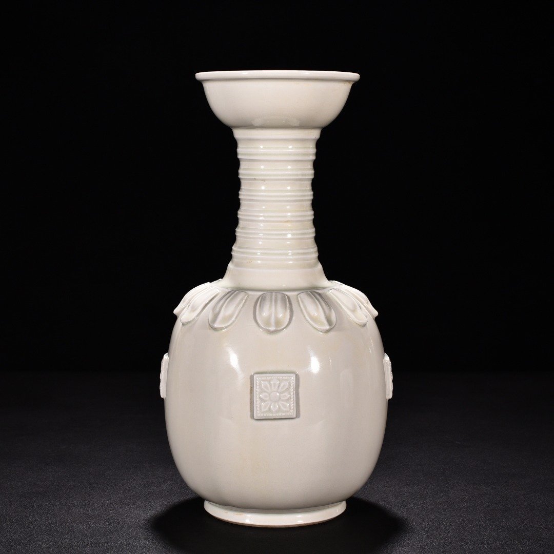 Tang Dynasty Xing kiln white porcelain plastic printed plate mouth bottle