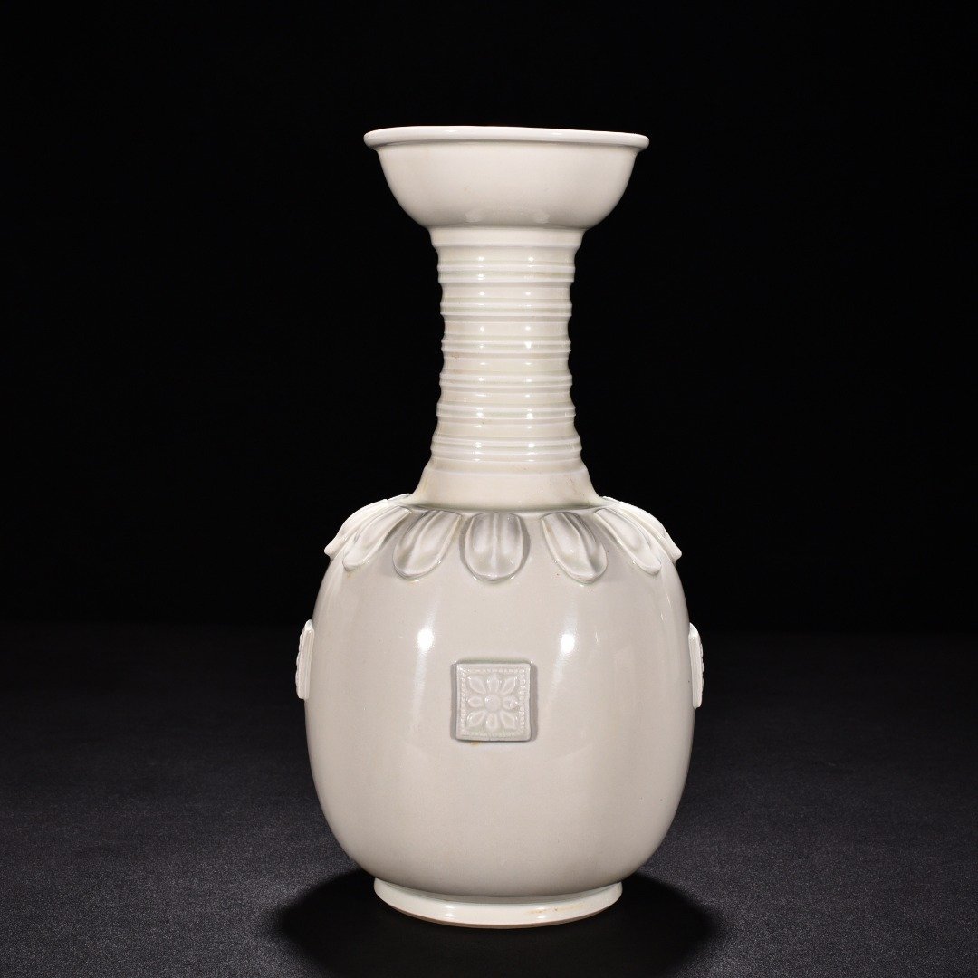 Tang Dynasty Xing kiln white porcelain plastic printed plate mouth bottle