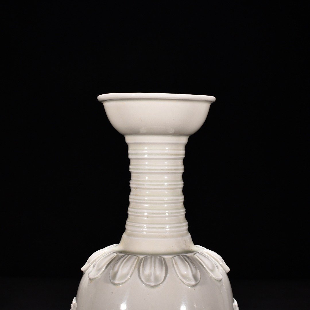 Tang Dynasty Xing kiln white porcelain plastic printed plate mouth bottle