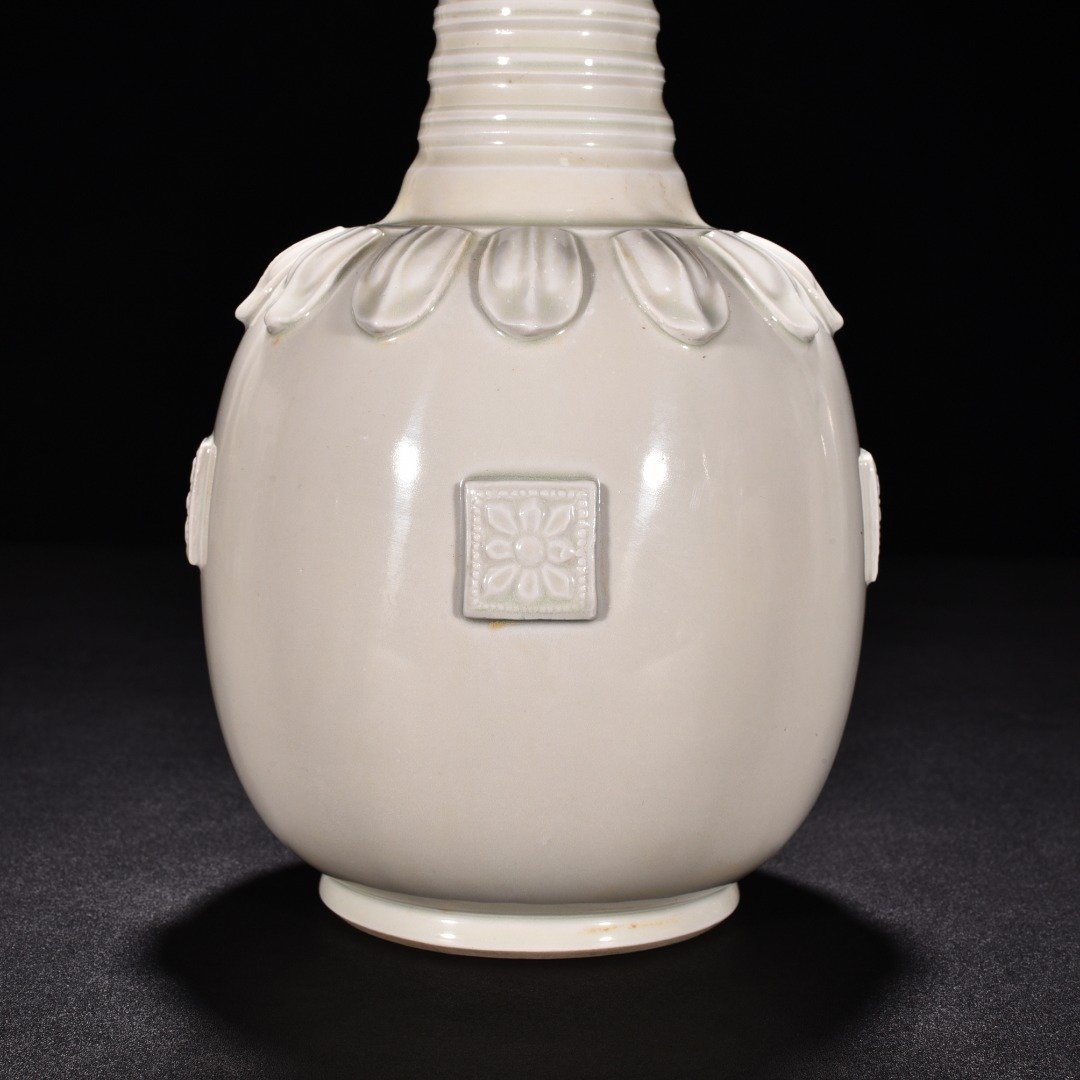 Tang Dynasty Xing kiln white porcelain plastic printed plate mouth bottle