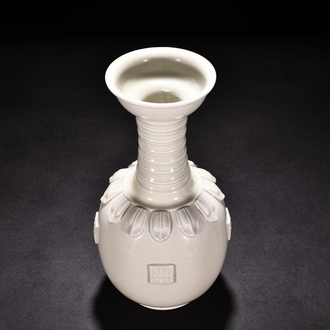 Tang Dynasty Xing kiln white porcelain plastic printed plate mouth bottle