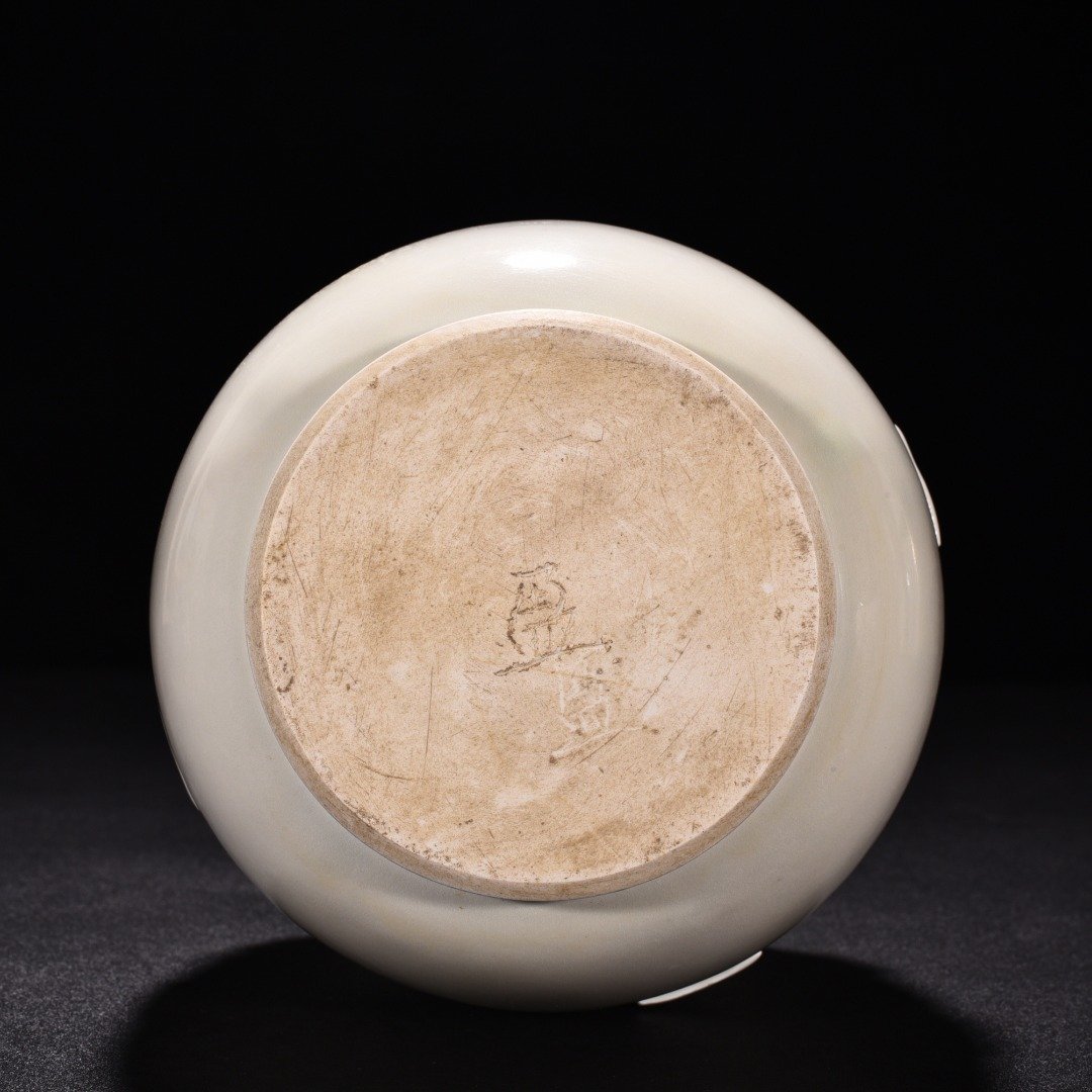 Tang Dynasty Xing kiln white porcelain plastic printed plate mouth bottle