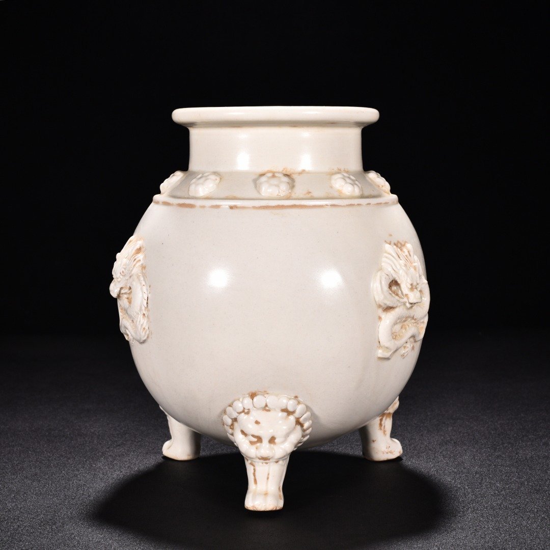 Tang Dynasty Xing kiln white porcelain laminated dragon pattern three-legged jar