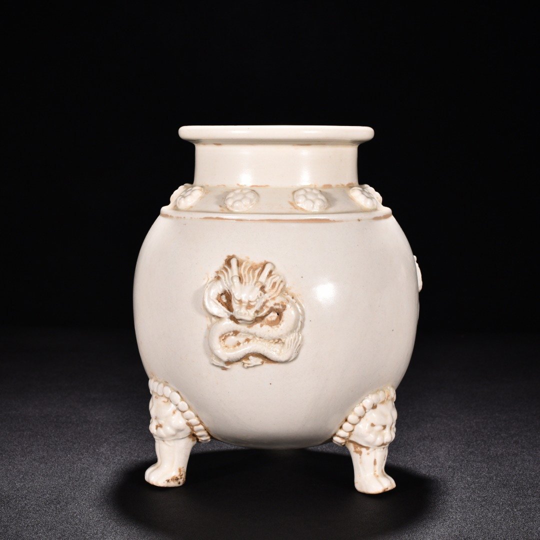Tang Dynasty Xing kiln white porcelain laminated dragon pattern three-legged jar