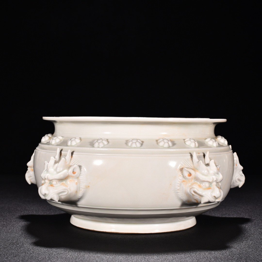 Tang Dynasty Xing kiln white porcelain plastic faucet jar
