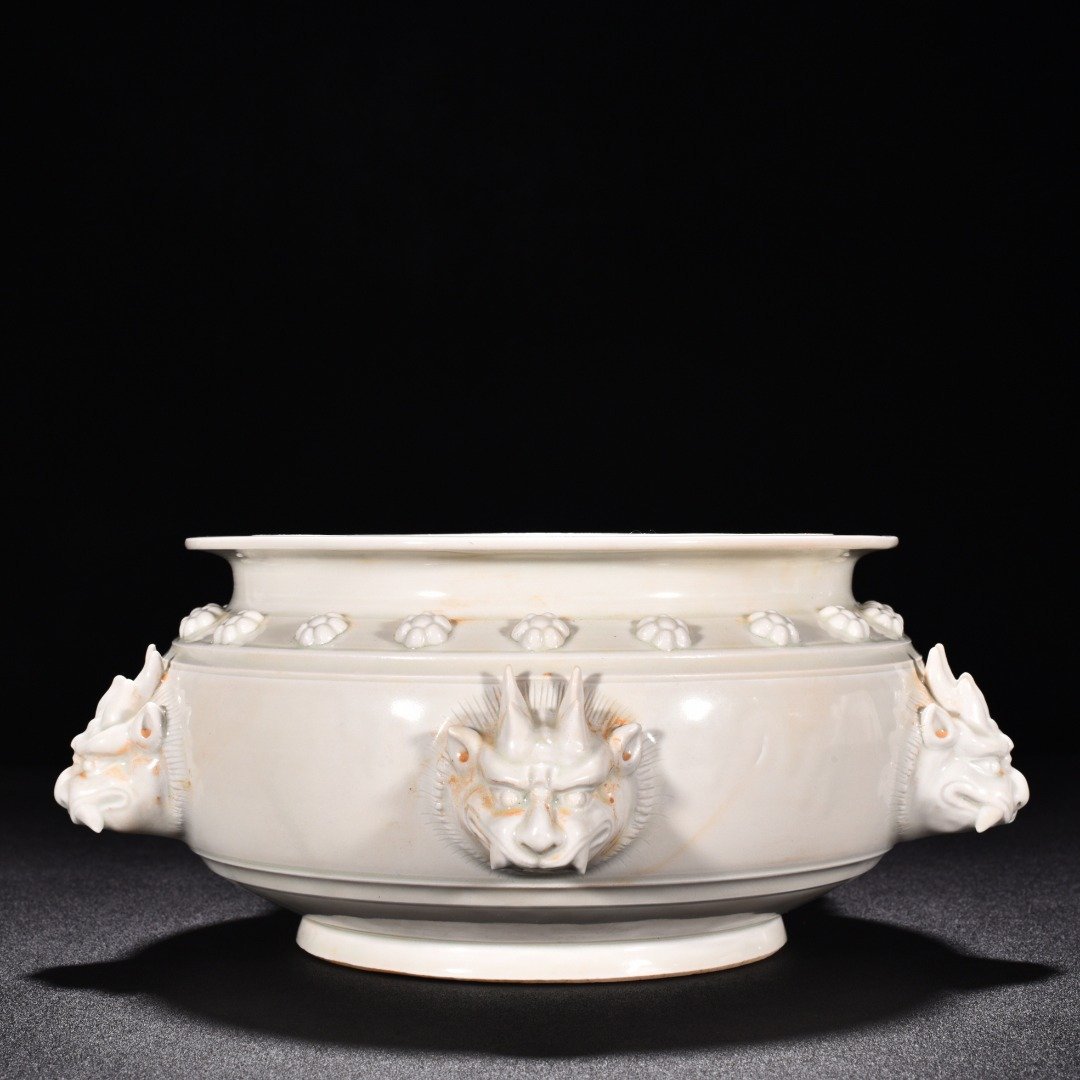 Tang Dynasty Xing kiln white porcelain plastic faucet jar