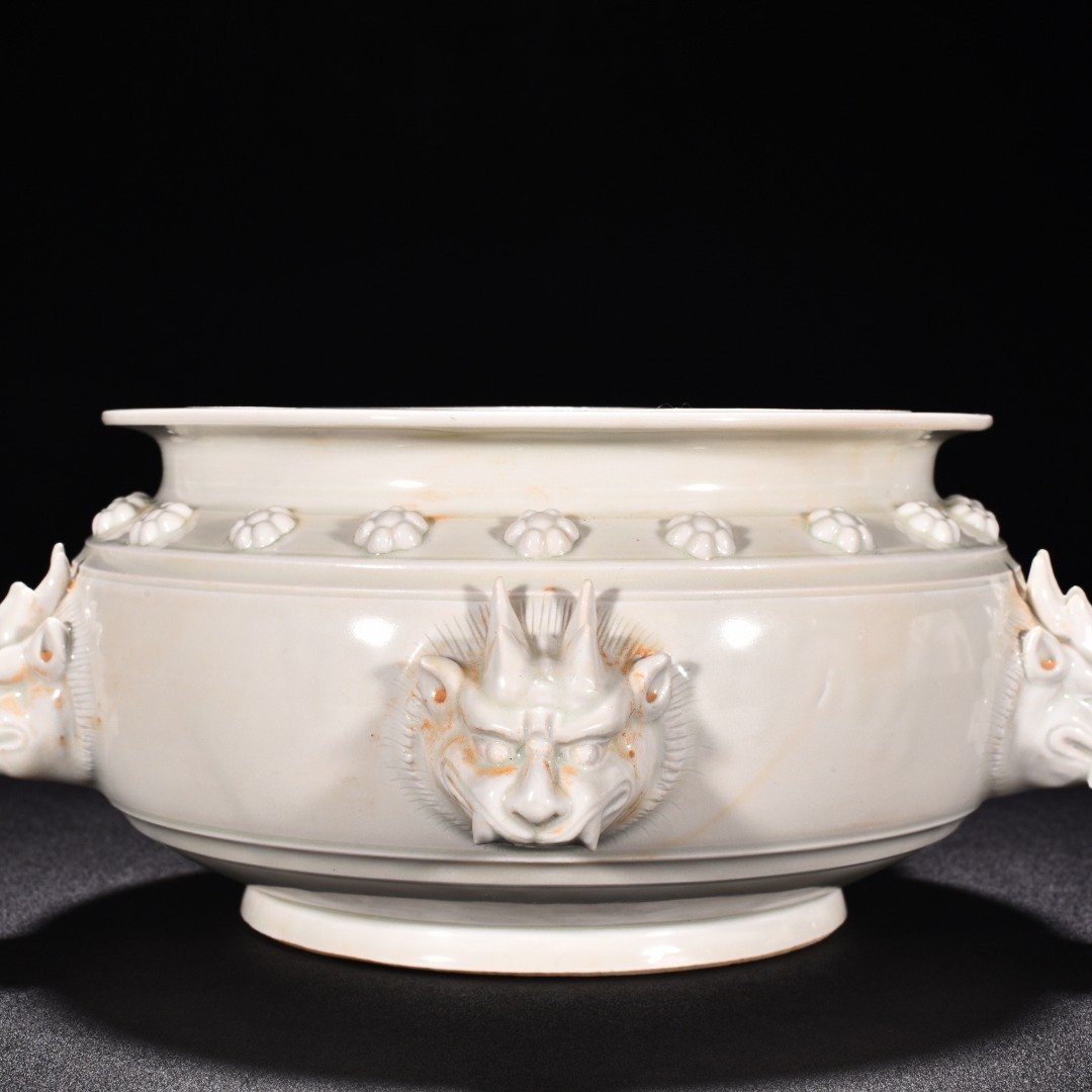 Tang Dynasty Xing kiln white porcelain plastic faucet jar
