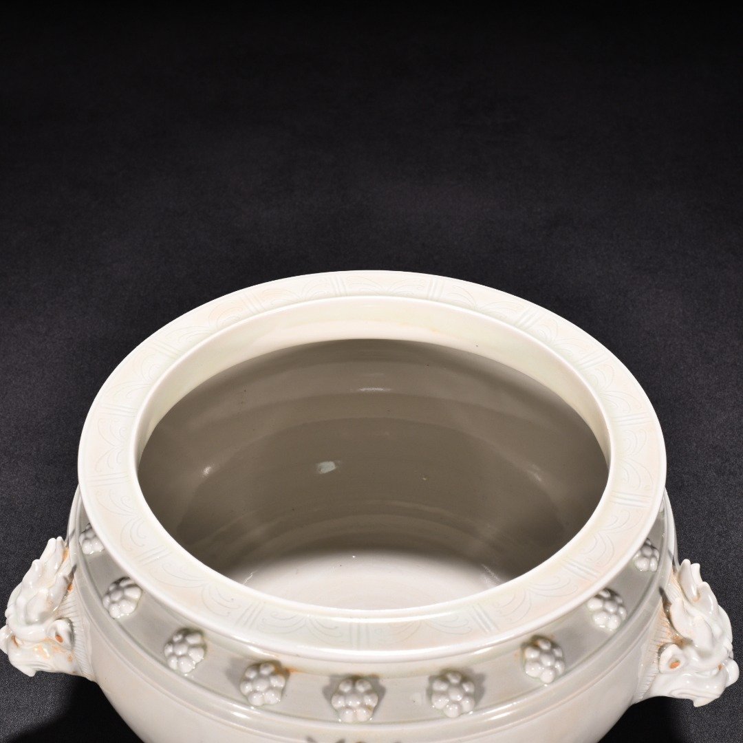 Tang Dynasty Xing kiln white porcelain plastic faucet jar