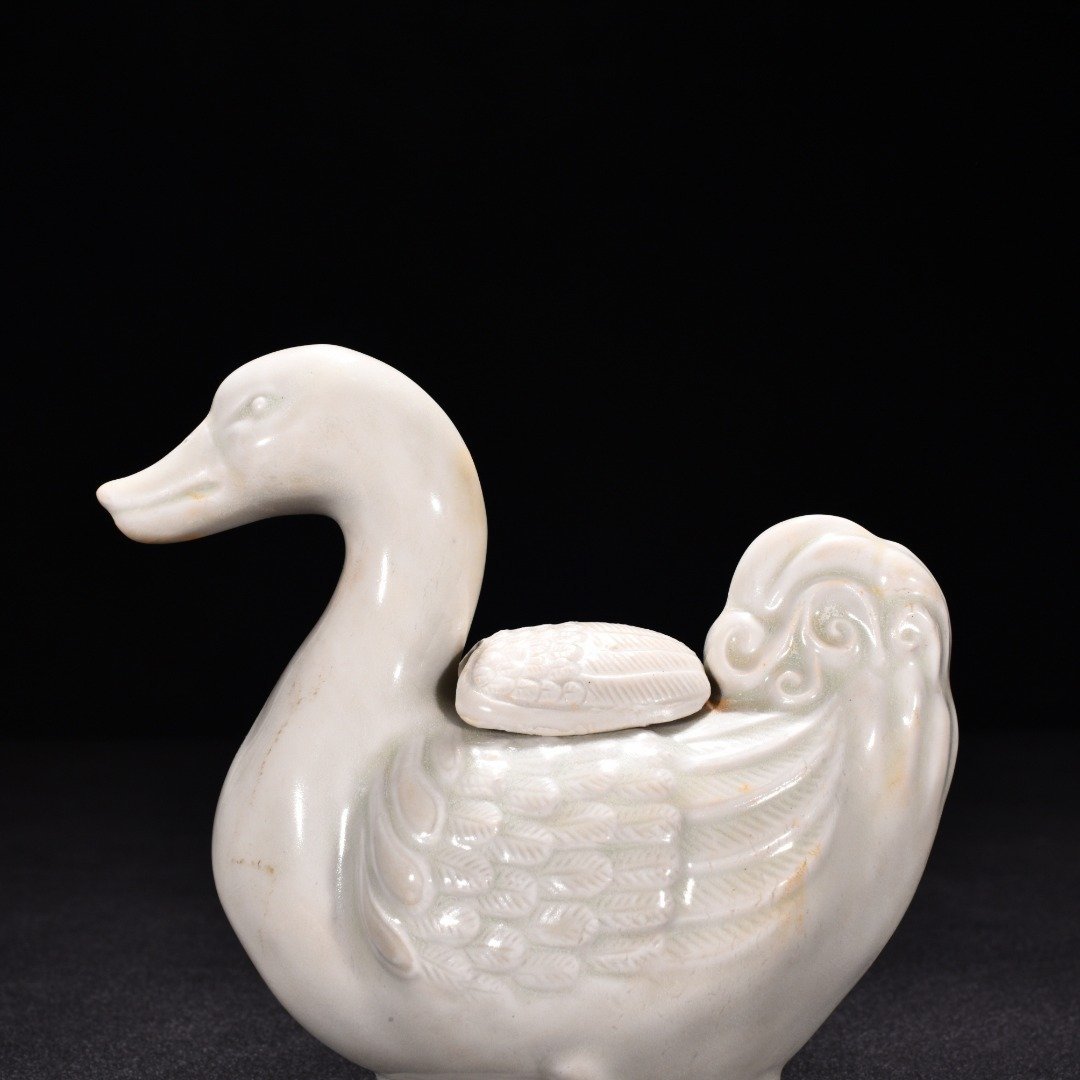 Tang Dynasty Xing kiln white porcelain duck smoke