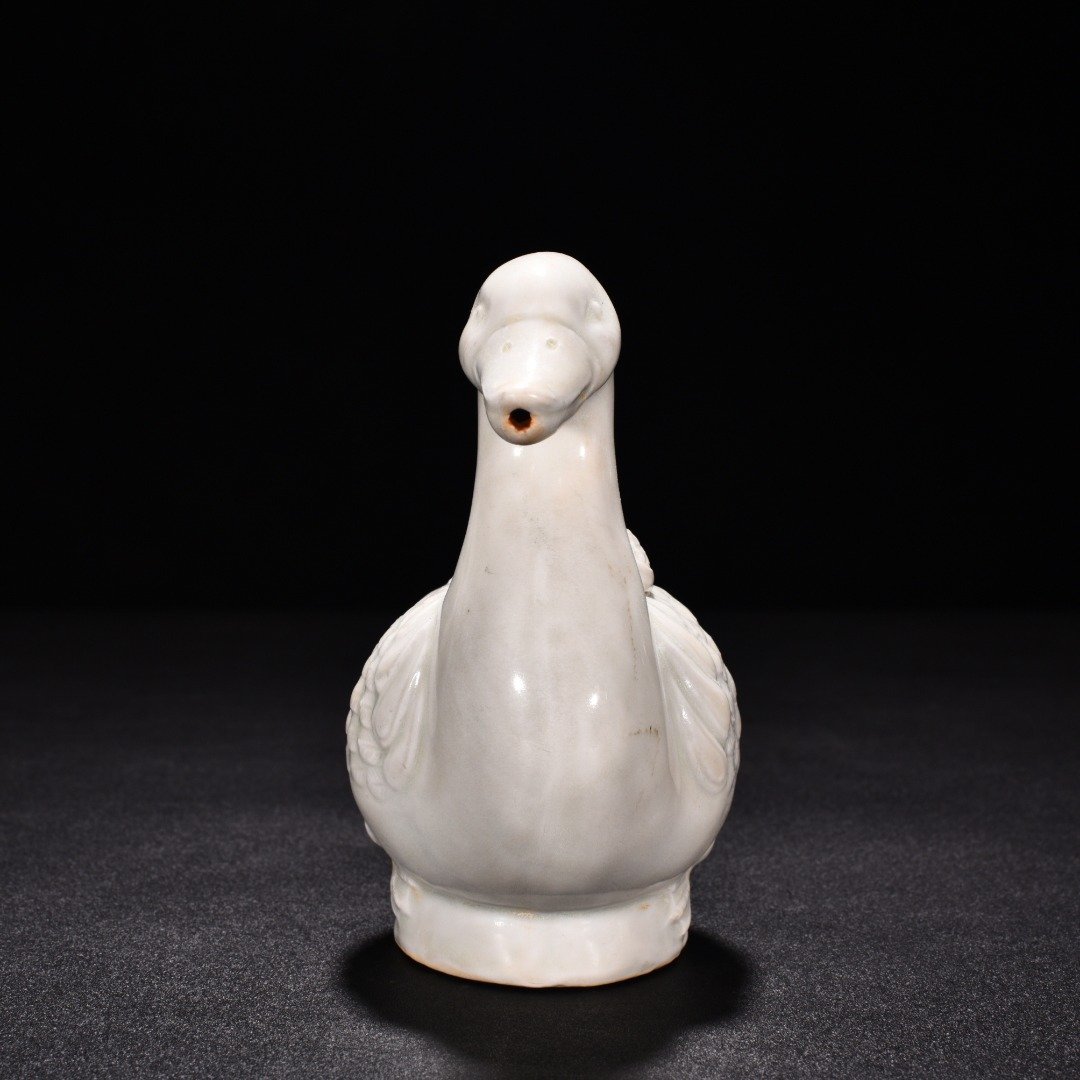 Tang Dynasty Xing kiln white porcelain duck smoke