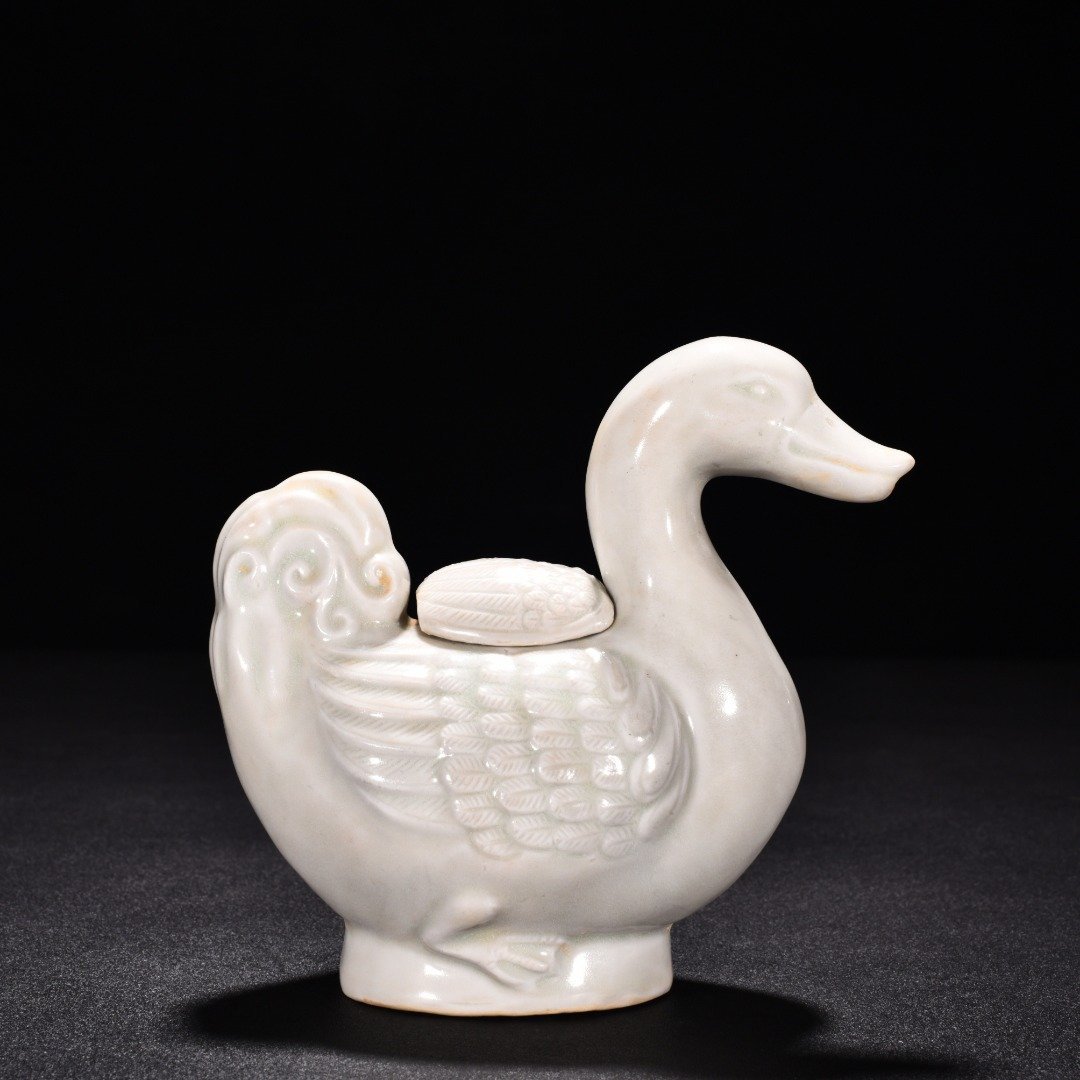 Tang Dynasty Xing kiln white porcelain duck smoke