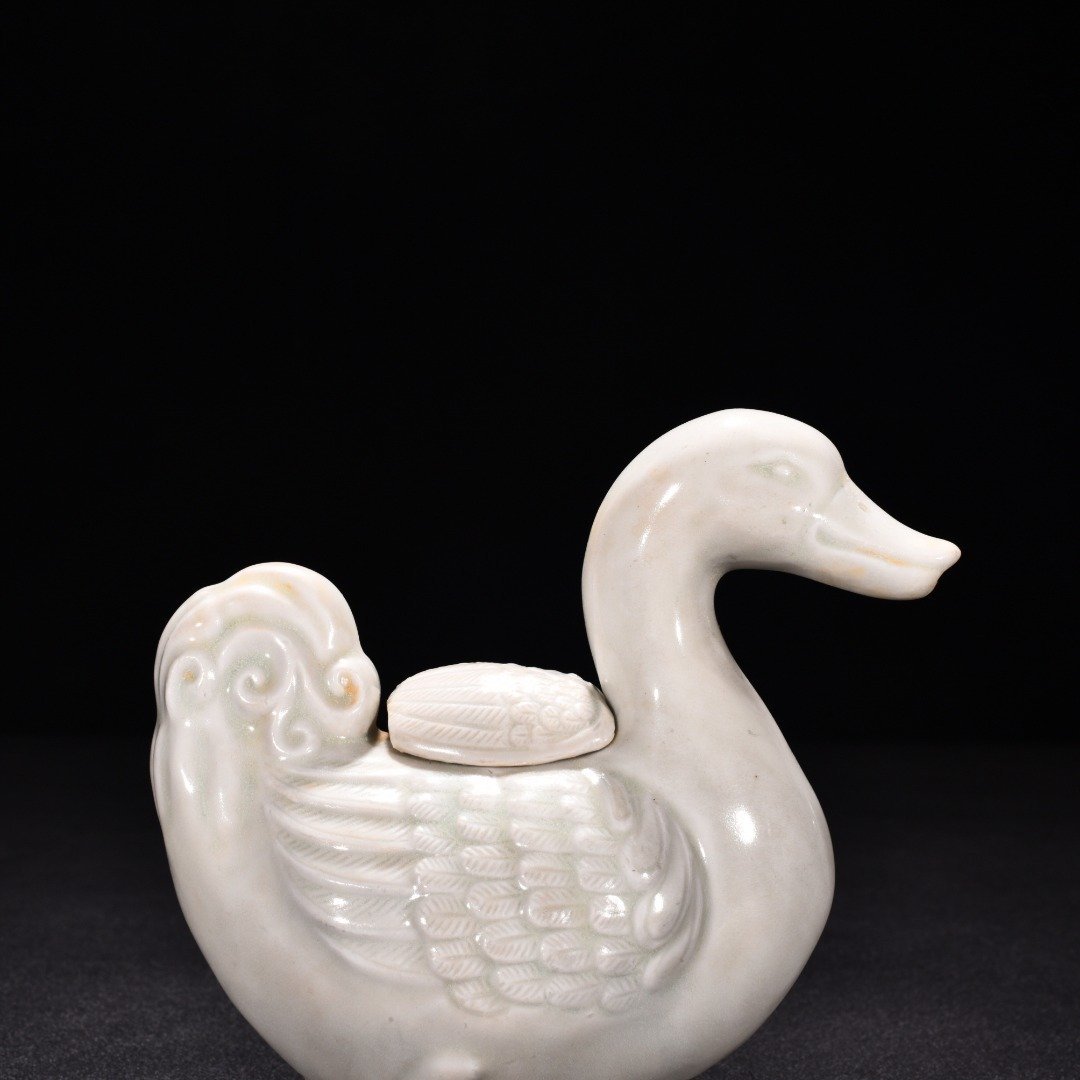 Tang Dynasty Xing kiln white porcelain duck smoke