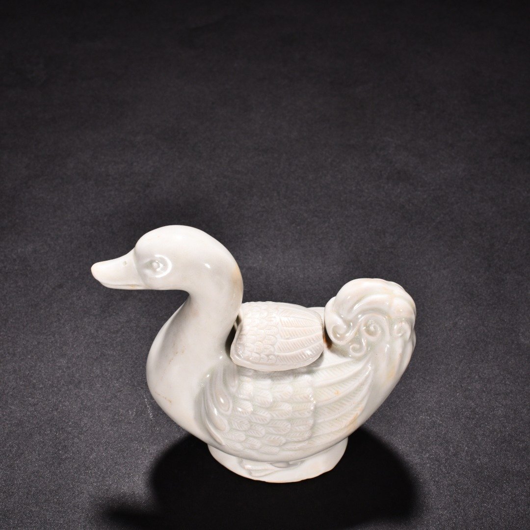 Tang Dynasty Xing kiln white porcelain duck smoke