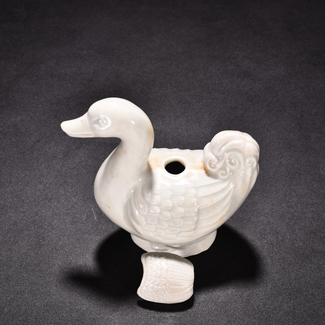 Tang Dynasty Xing kiln white porcelain duck smoke