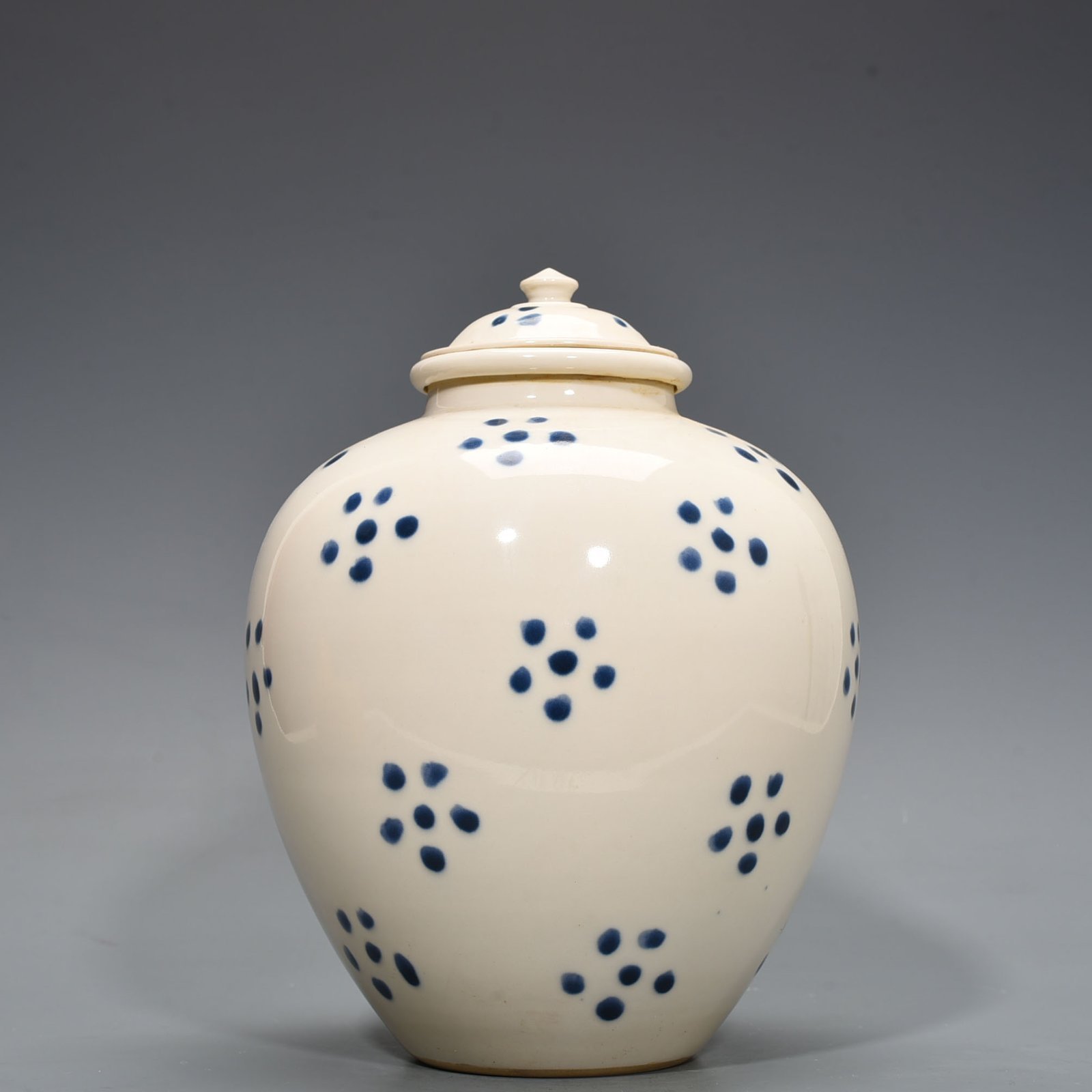 Tang Dynasty Xing kiln white glaze dotted lid jar