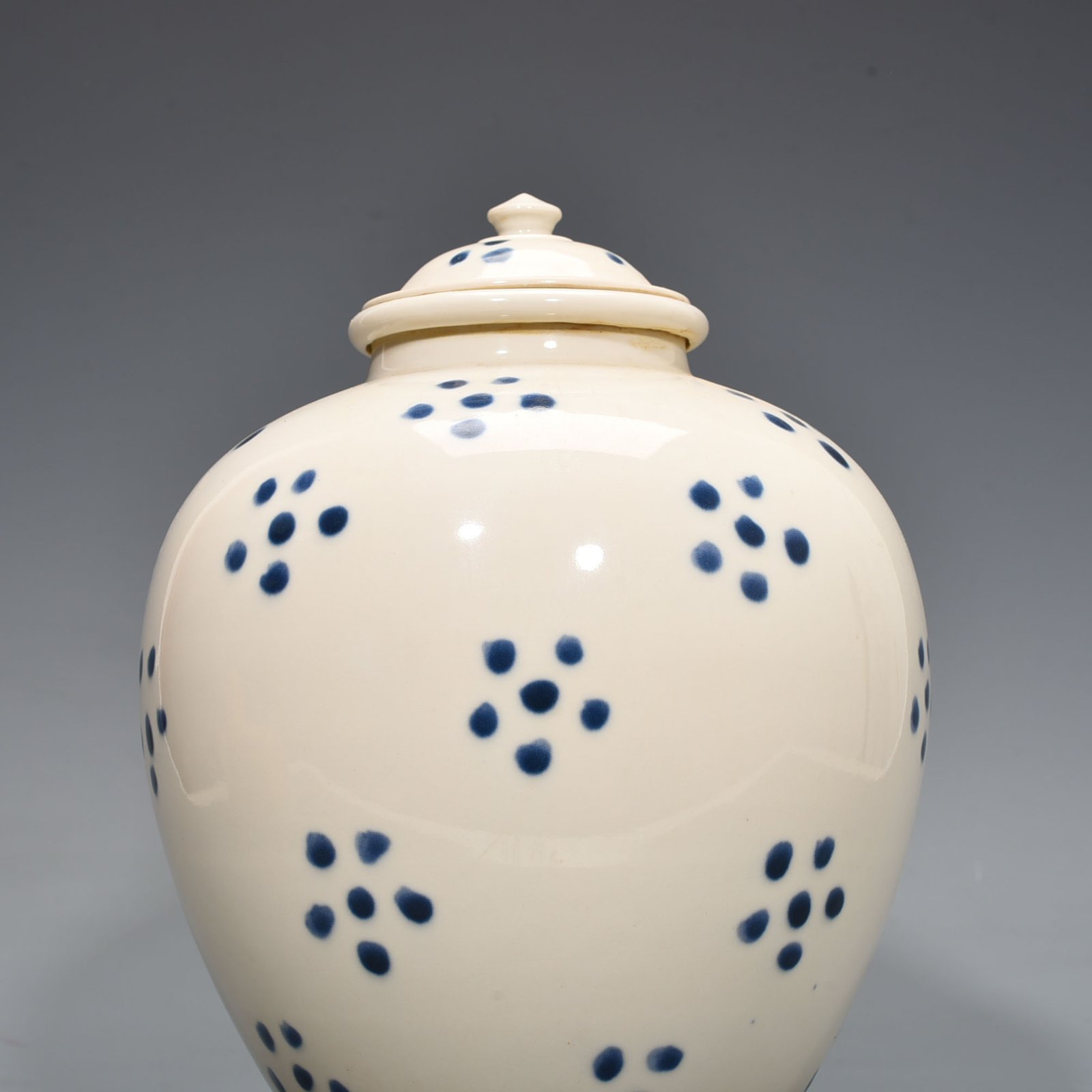 Tang Dynasty Xing kiln white glaze dotted lid jar