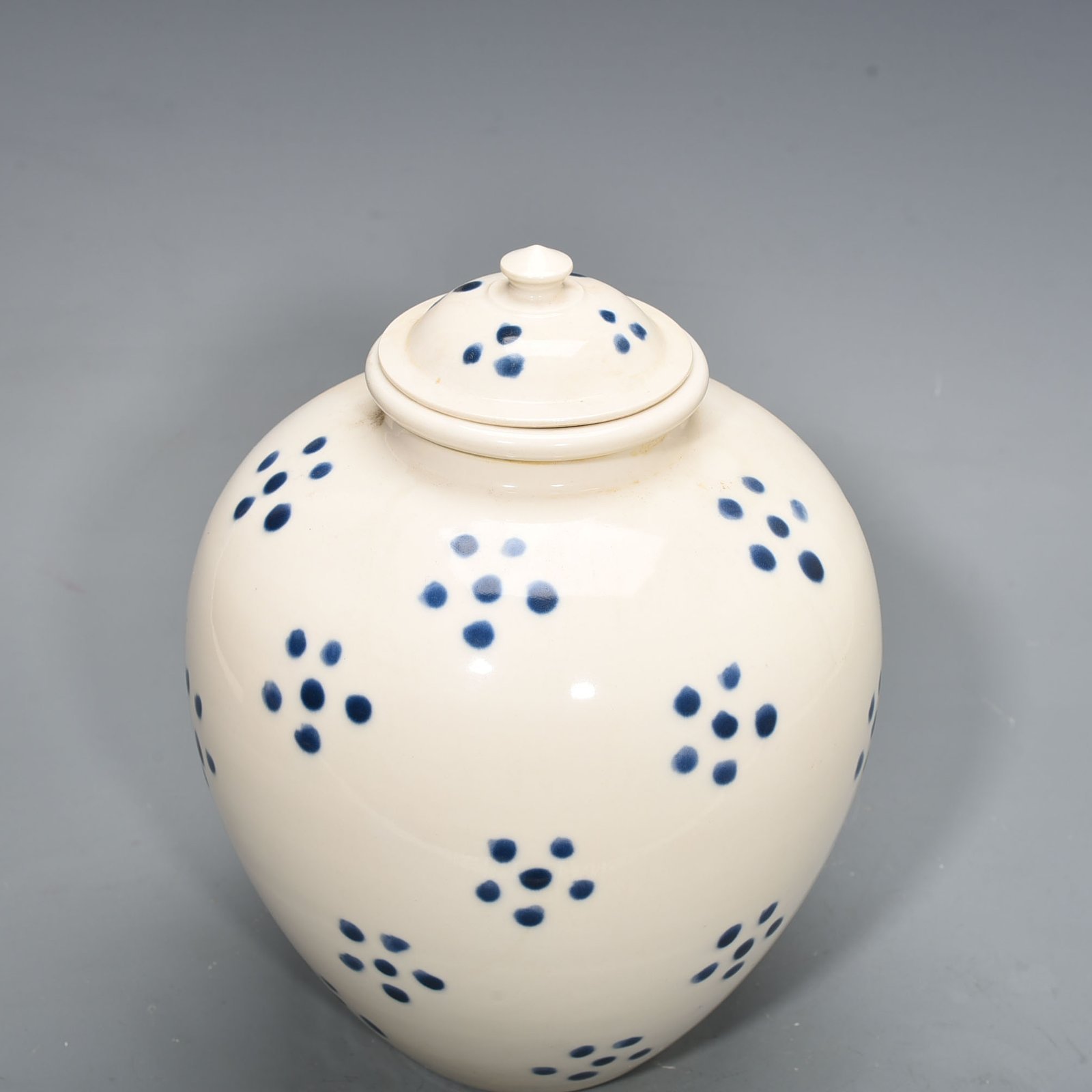 Tang Dynasty Xing kiln white glaze dotted lid jar